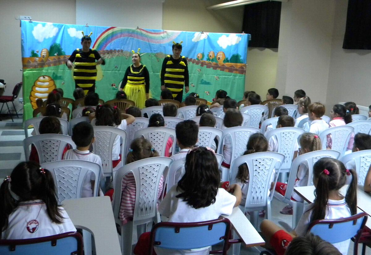 Ülkem Koleji Öğrencilerine Temizliğin Önemi Tiyatroyla Anlatıldı