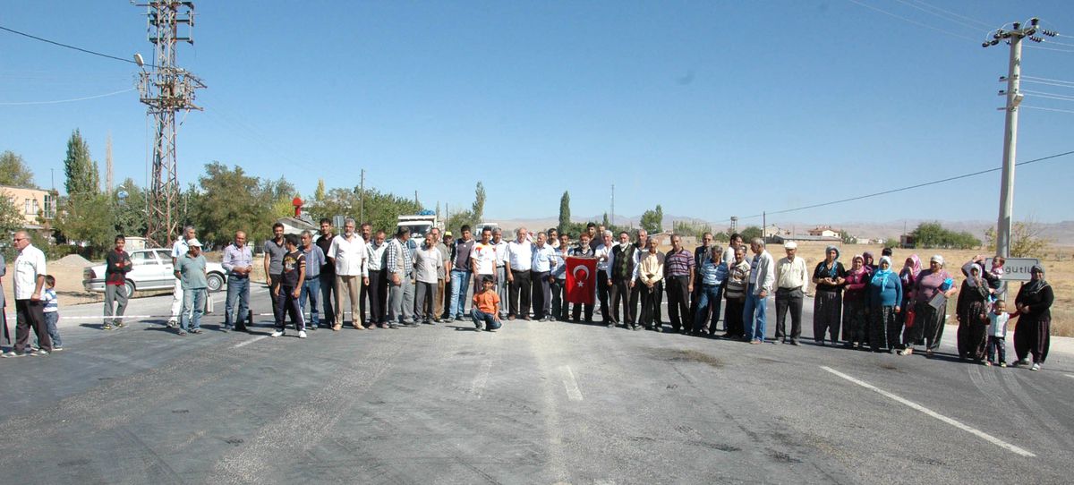 Üst Geçit İsteyen Belde Halkı Yol Kesti