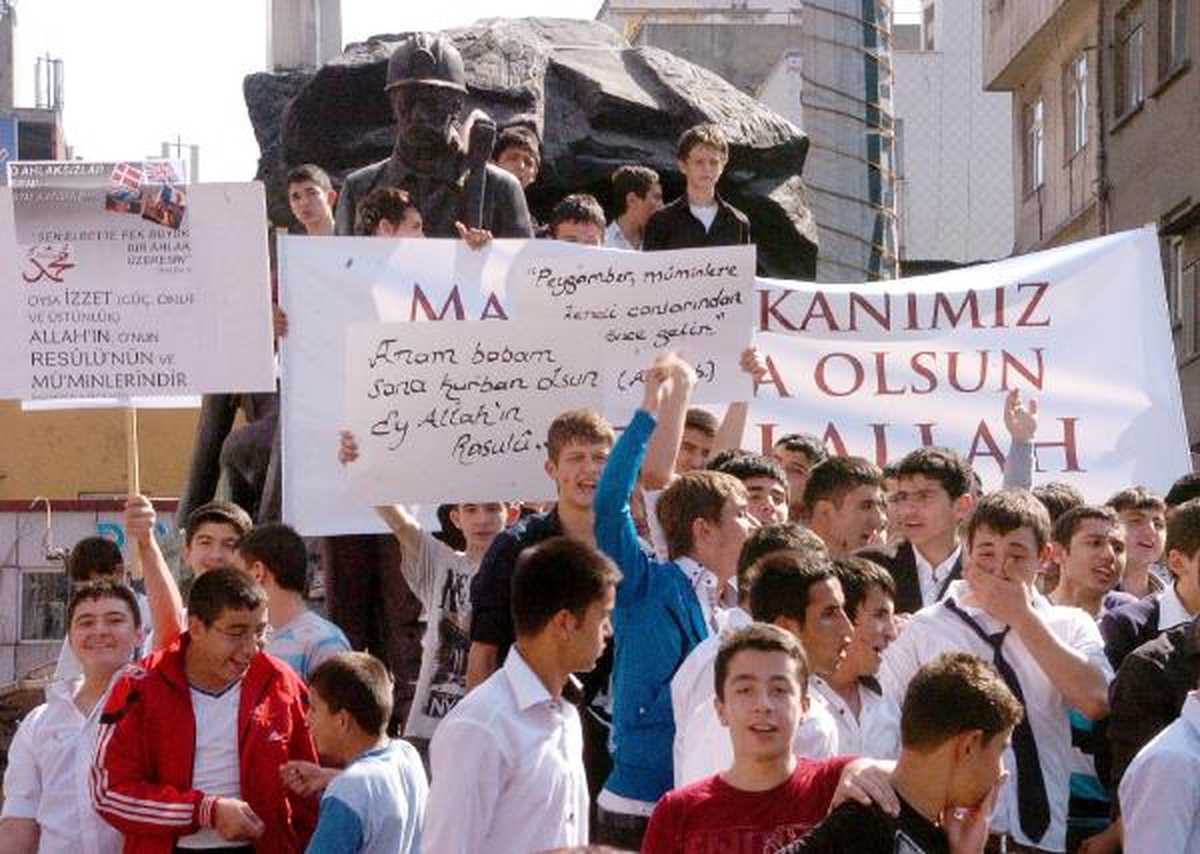 Zonguldak\'ta, Hakaret İçerikli Film Protesto Edildi