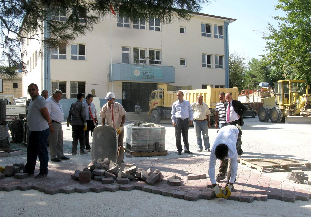 Araban\'da \'Okullar Hayat Olsun Projesi\' Kapsamında Çevre Düzenlemesi Yapılıyor