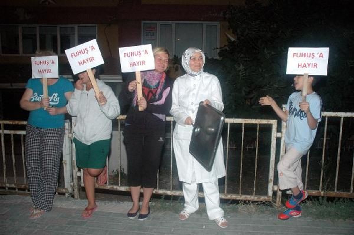 Avcılar\'da Meşaleli "Fuhuş" Protestosu