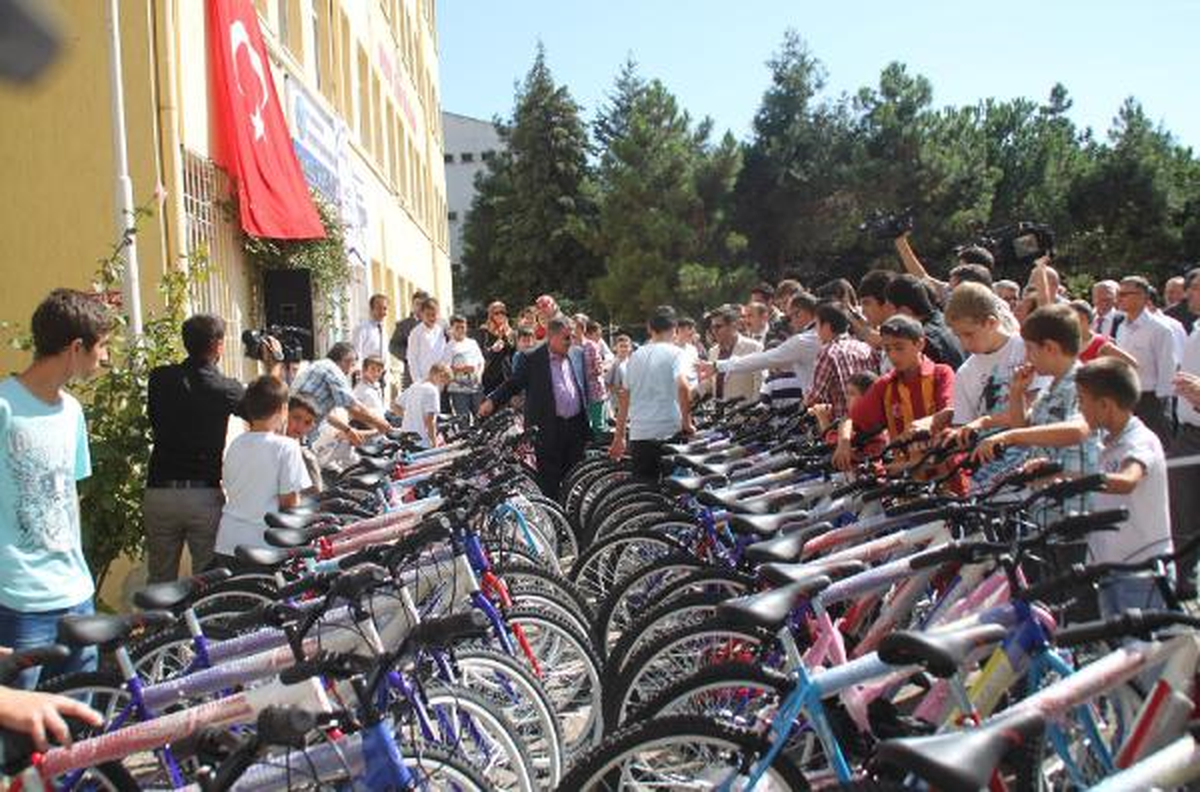 Bakan Kuran Kursu Öğrencilerine Bisiklet Dağıttı