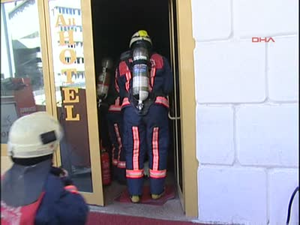 Beyoğlu\'nda 5 Katlı Otelde Yangın Paniği