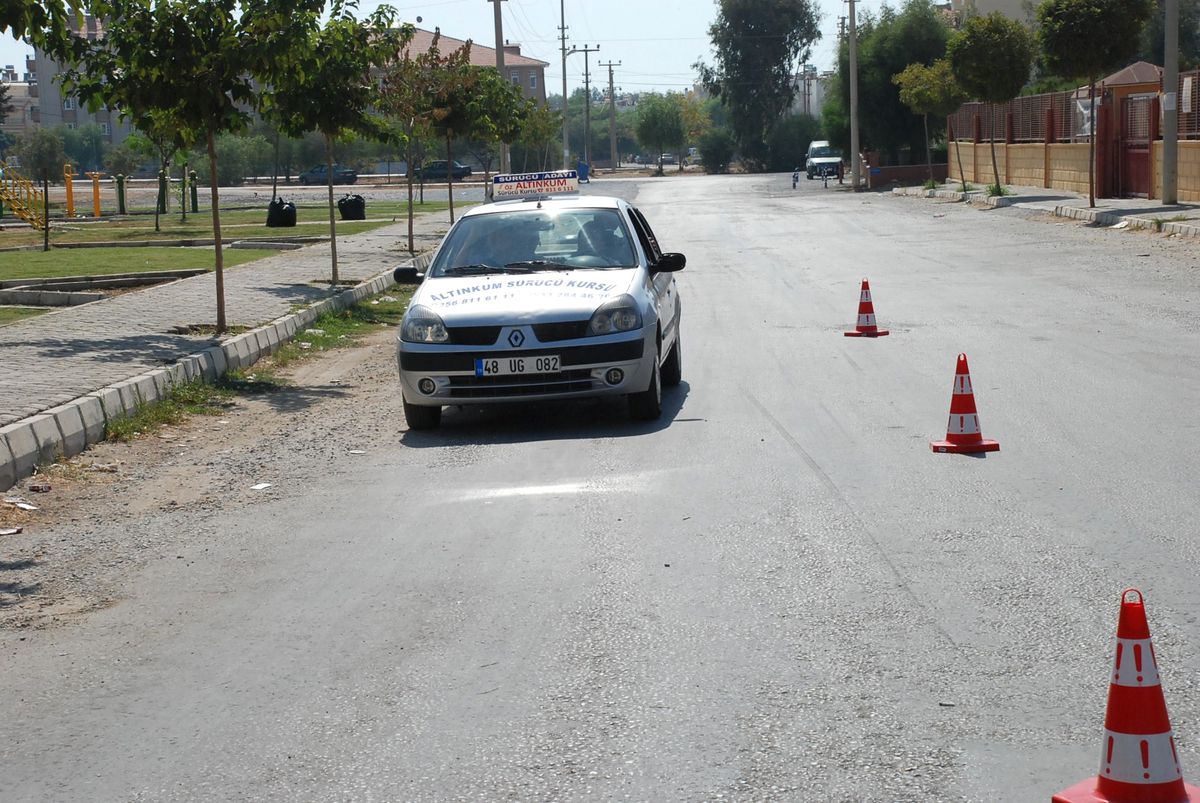 Didim\'de Sürücü Adayları Direksiyon Sınavında Terledi
