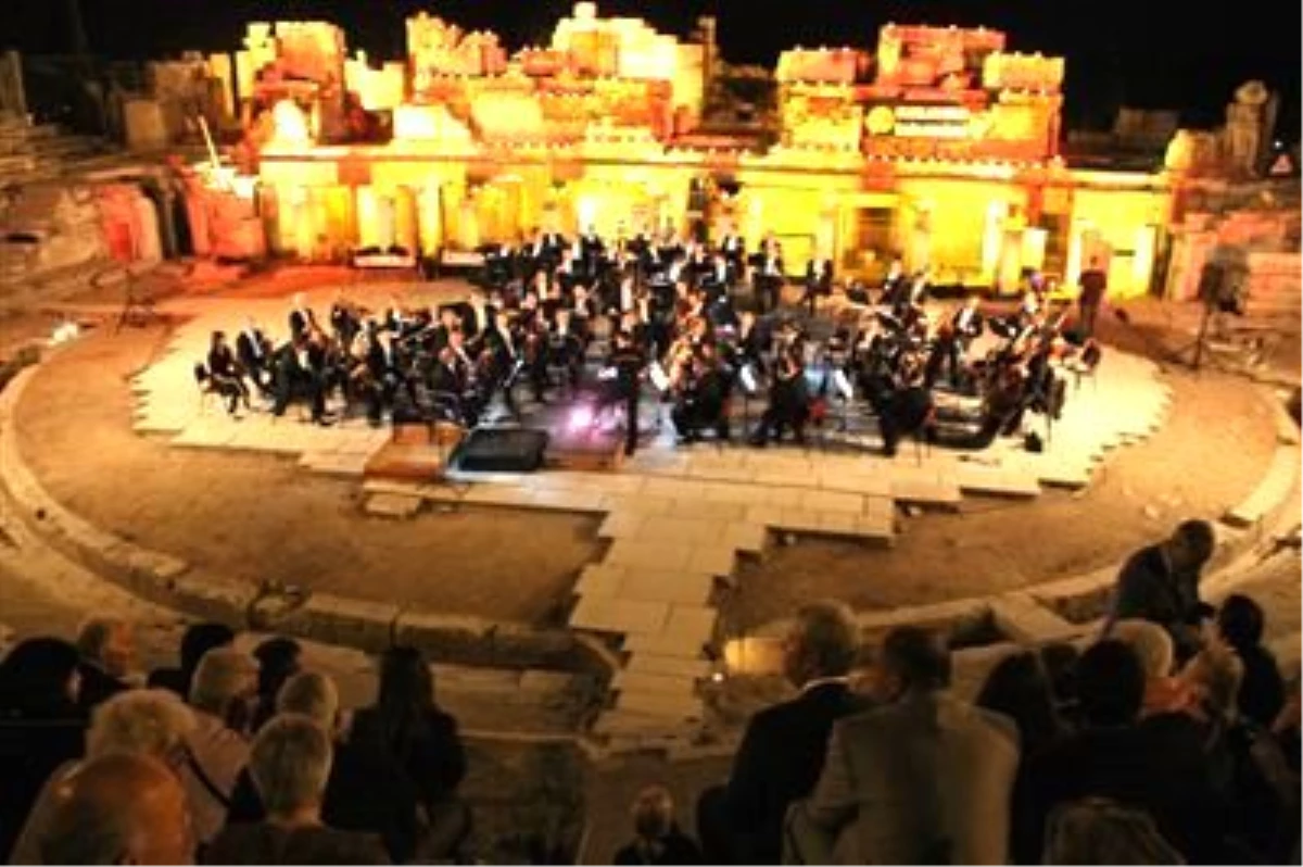 Efes Antik Tiyatro\'da Muhteşem Konser