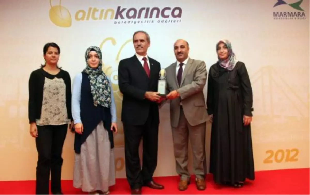 Esenler\'e Altın Karınca Ödülü