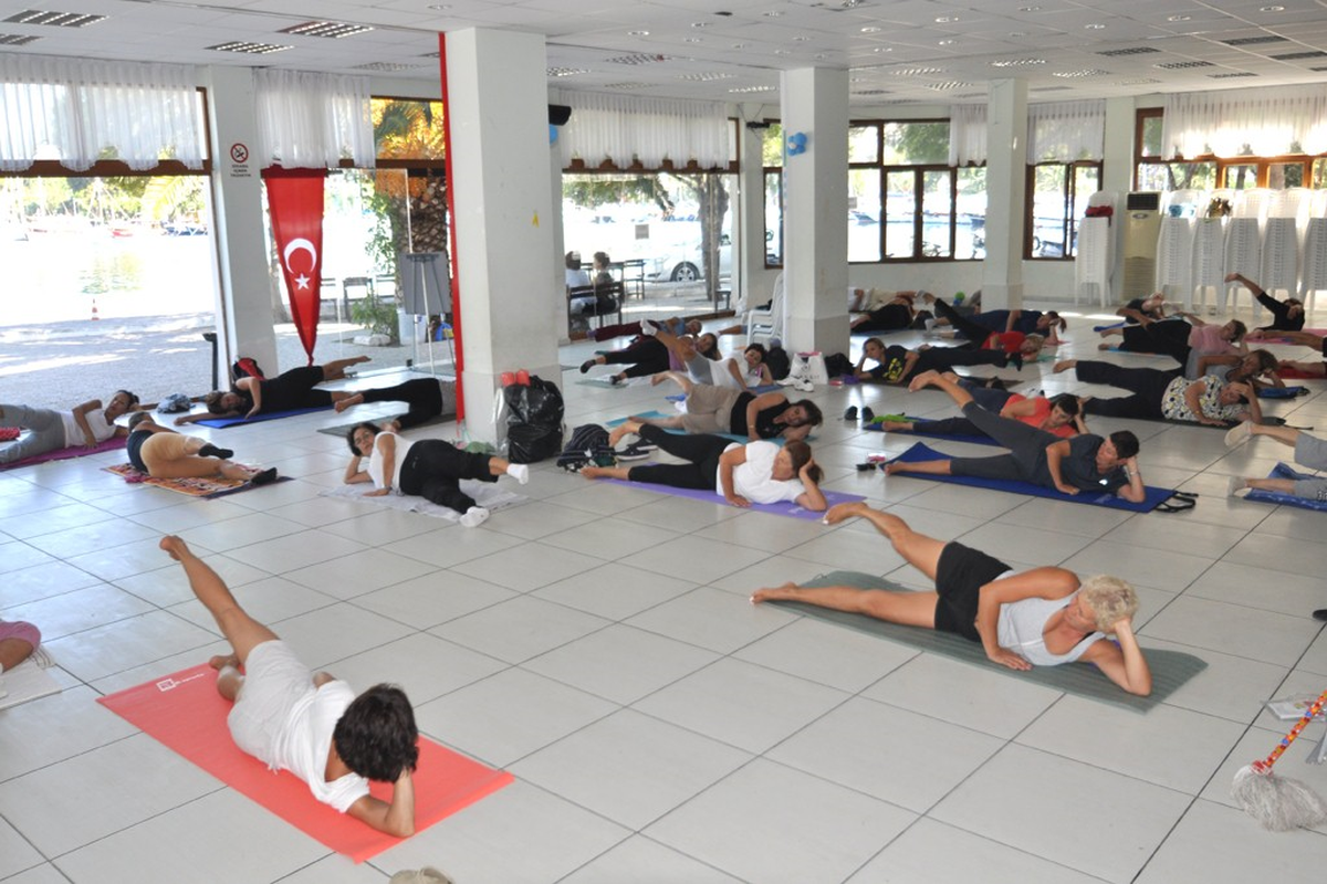 Foçalı Kadınlar Pilatesle Form Tutuyor
