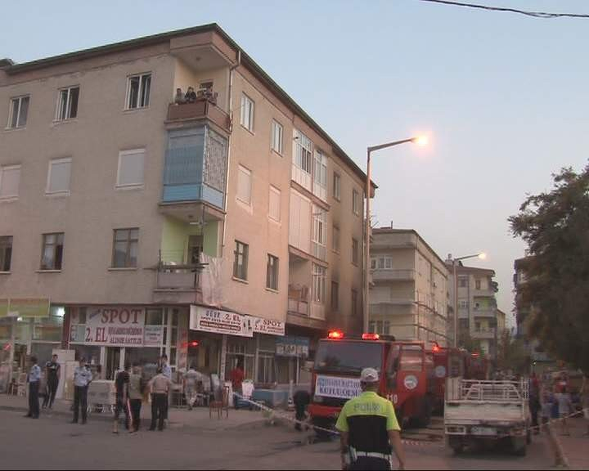 İkinci El Eşya Satılan Dükkanda Çıkan Yangında 2 Kişi Zehirlendi