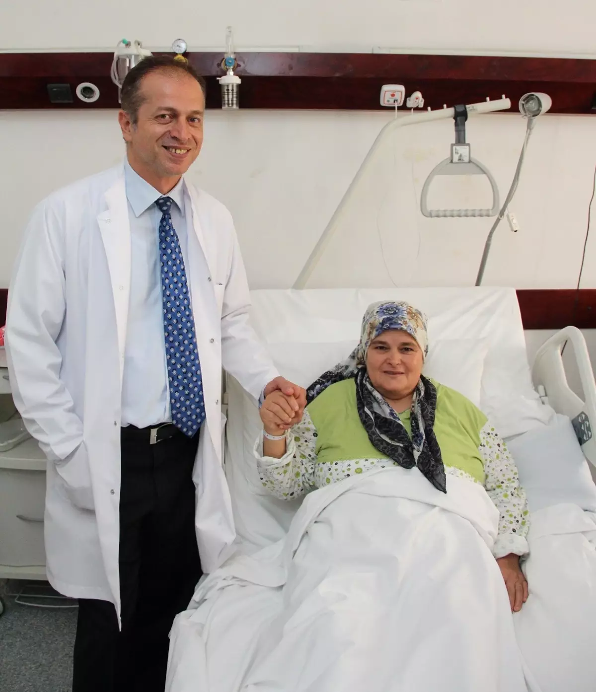 İzmir'de Hatice Vatansever Adlı Kadının Beş Aylık Hamile Karnı Büyüklüğündeki Kitlesi Kapalı...