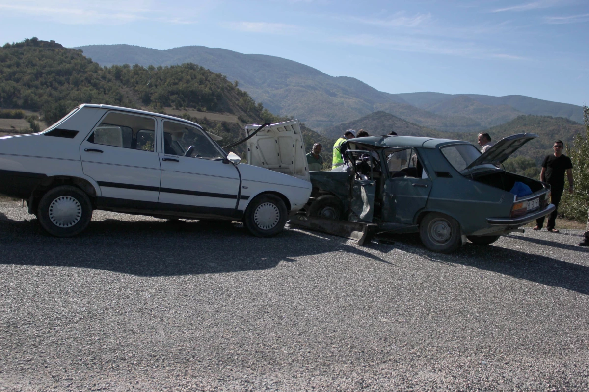 Kastamonu\'da 2 Otomobil Çarpıştı: 7 Yaralı
