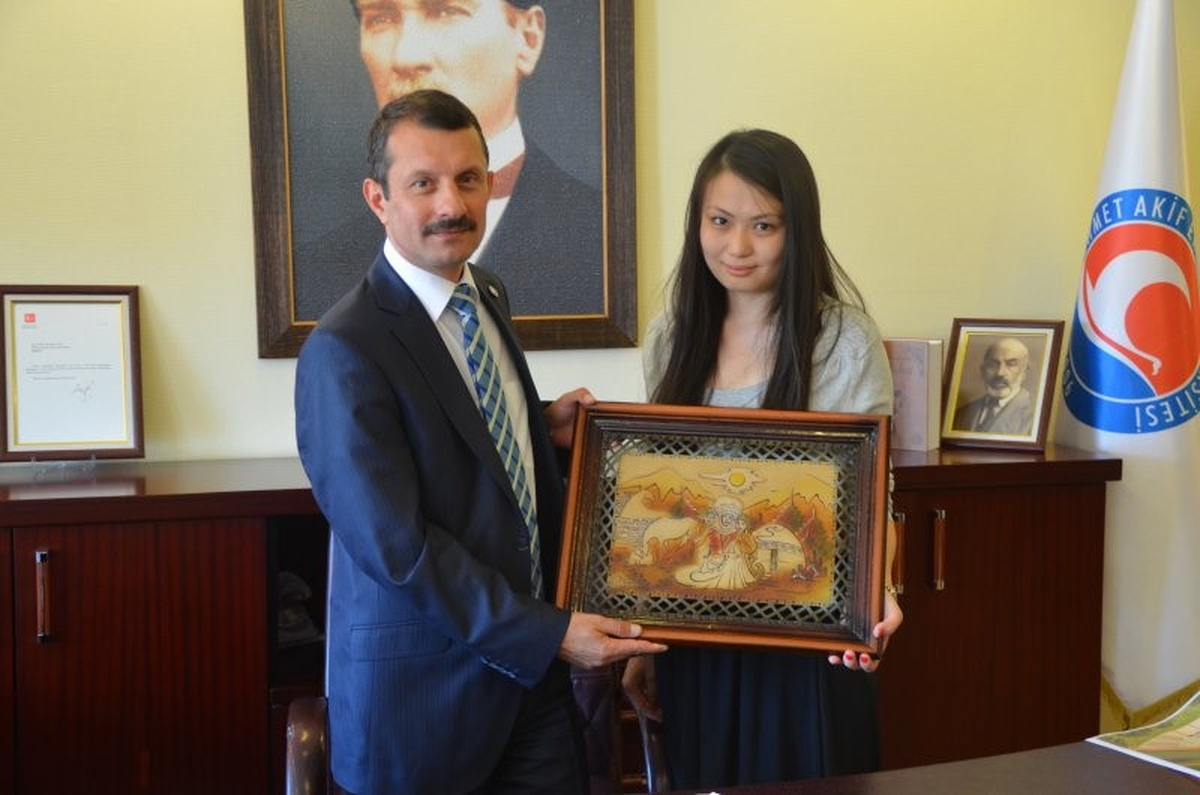 Kazak Öğrencilerden Rektör Saatcı\'ya Ziyaret