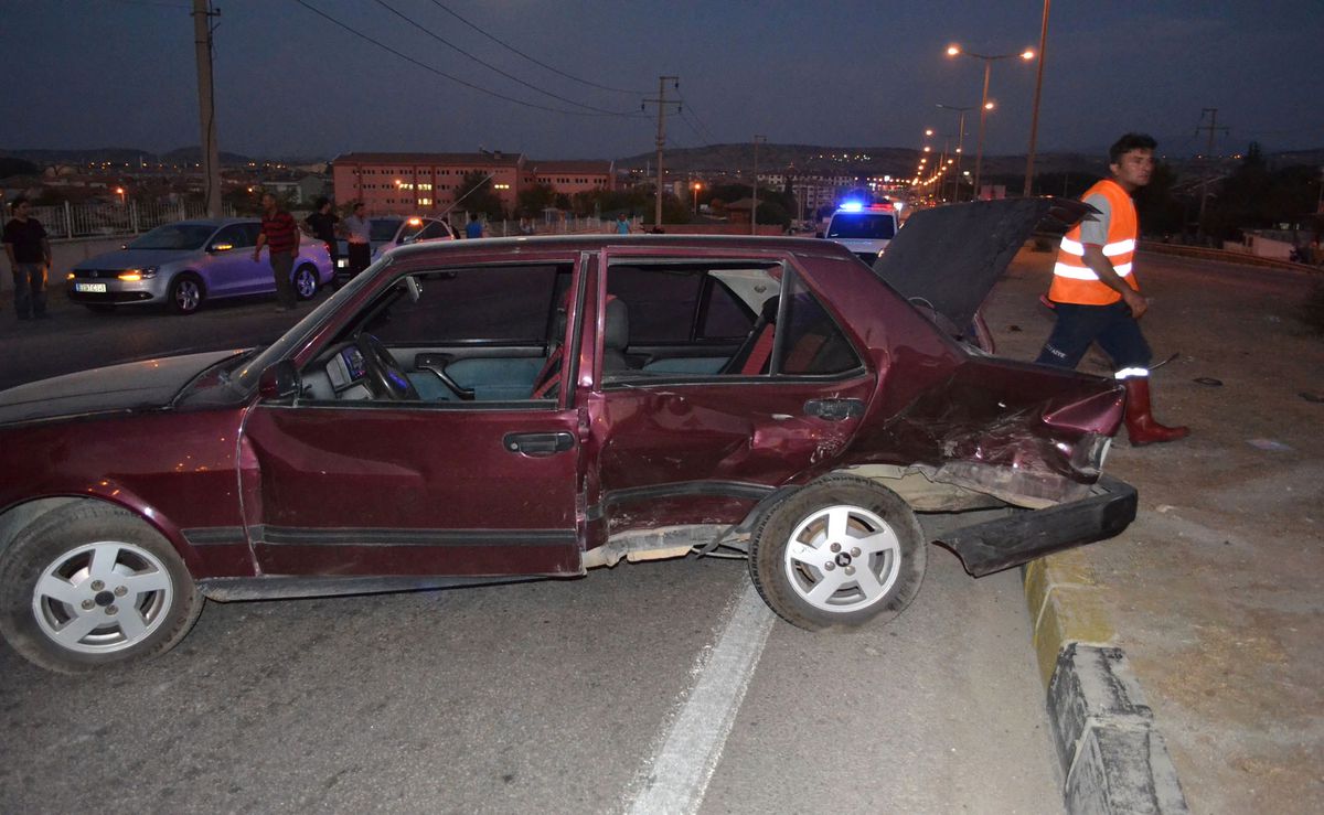 Kula\'da Trafik Kazası: 1 Ölü, 1 Yaralı