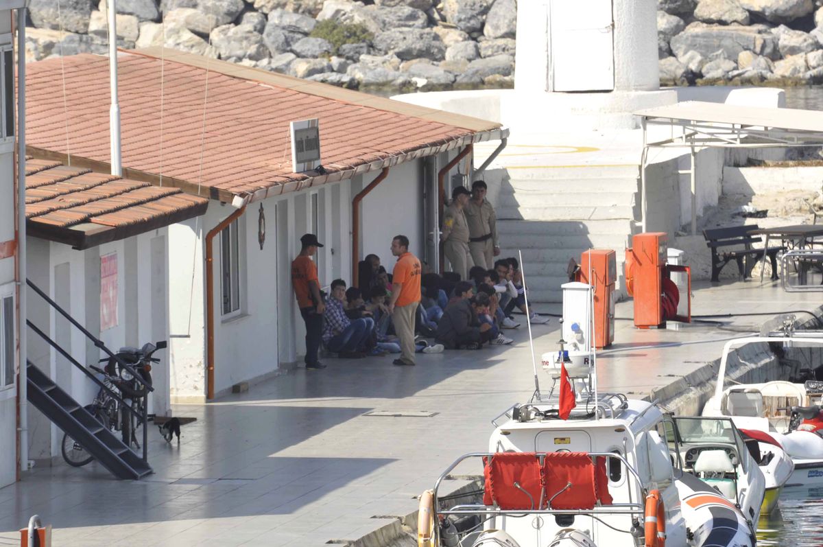 Kuşadası\'nda Süriyeli 63 Kaçak Göçmen Yakalandı