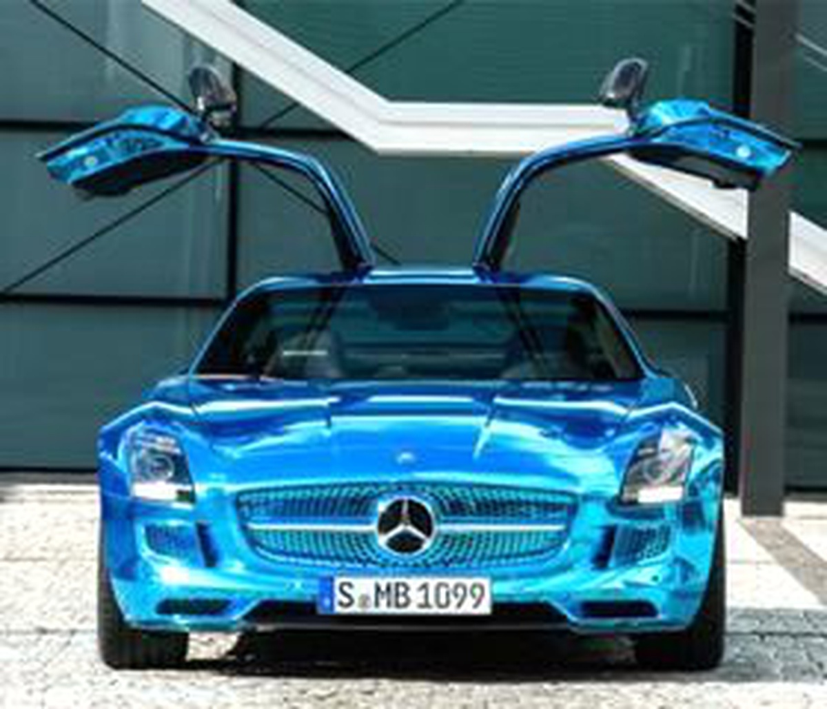 Mercedes\'in Elektrikli Canavarı Yollara Çıkıyor!