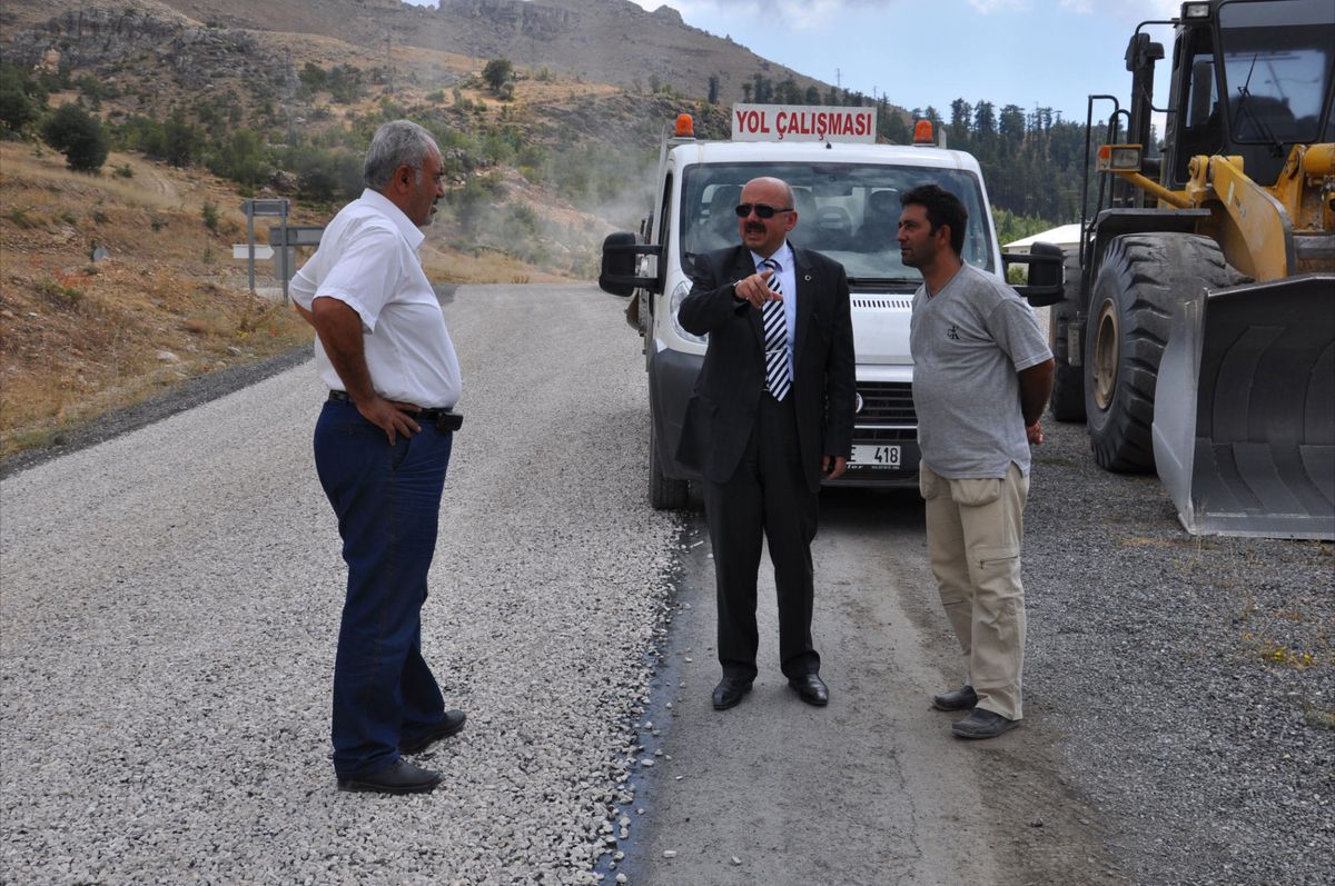 Sarıveliler\'de Bozuk Yollar Onarılıyor