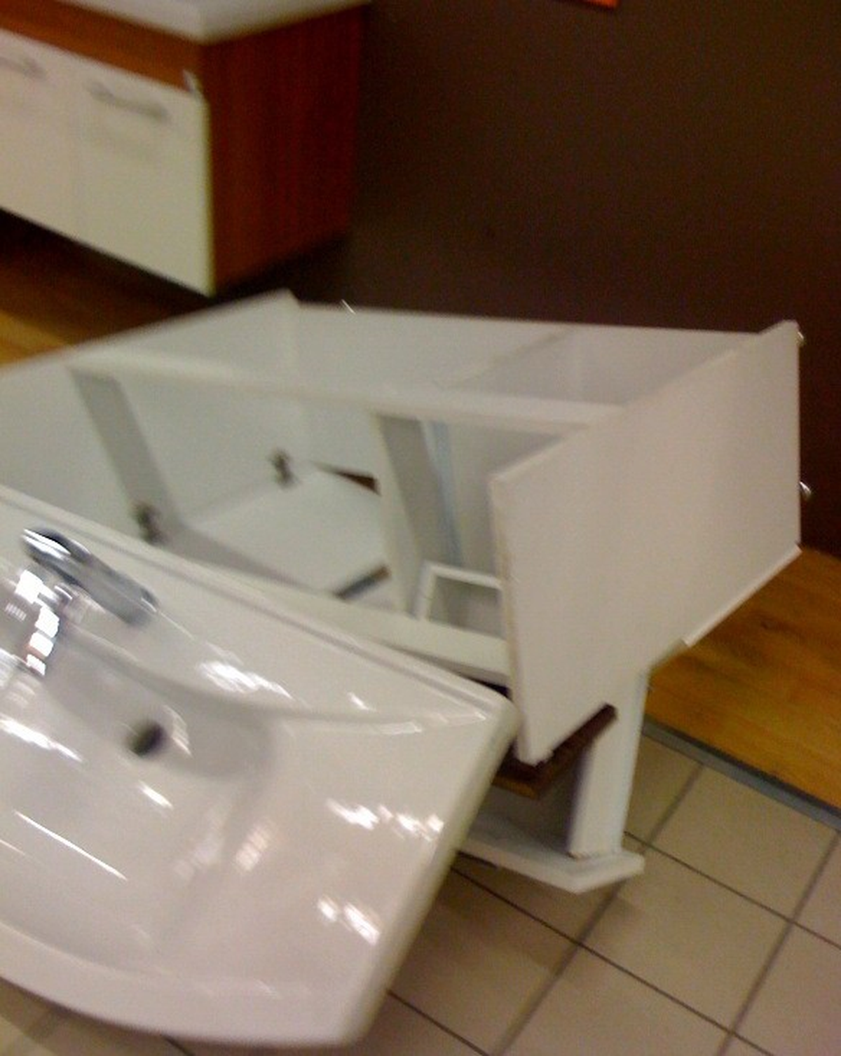Yapı Marketteki Lavabo 3 Yaşındaki Çocuğun Üstüne Düştü
