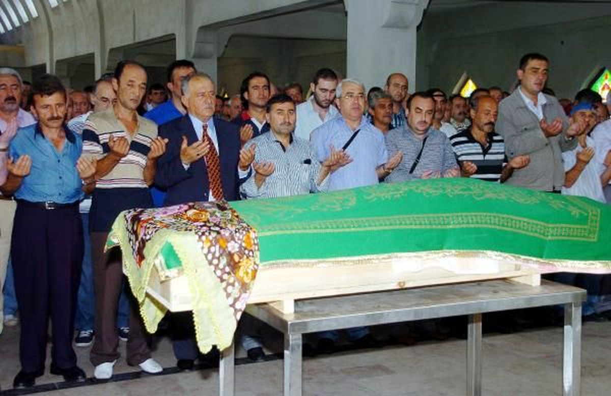 Zonguldak Kömür Aldığı Trenin Altında Ölen Kadının Cenazesi Toprağa Verildi Kömür Aldığı Trenin...