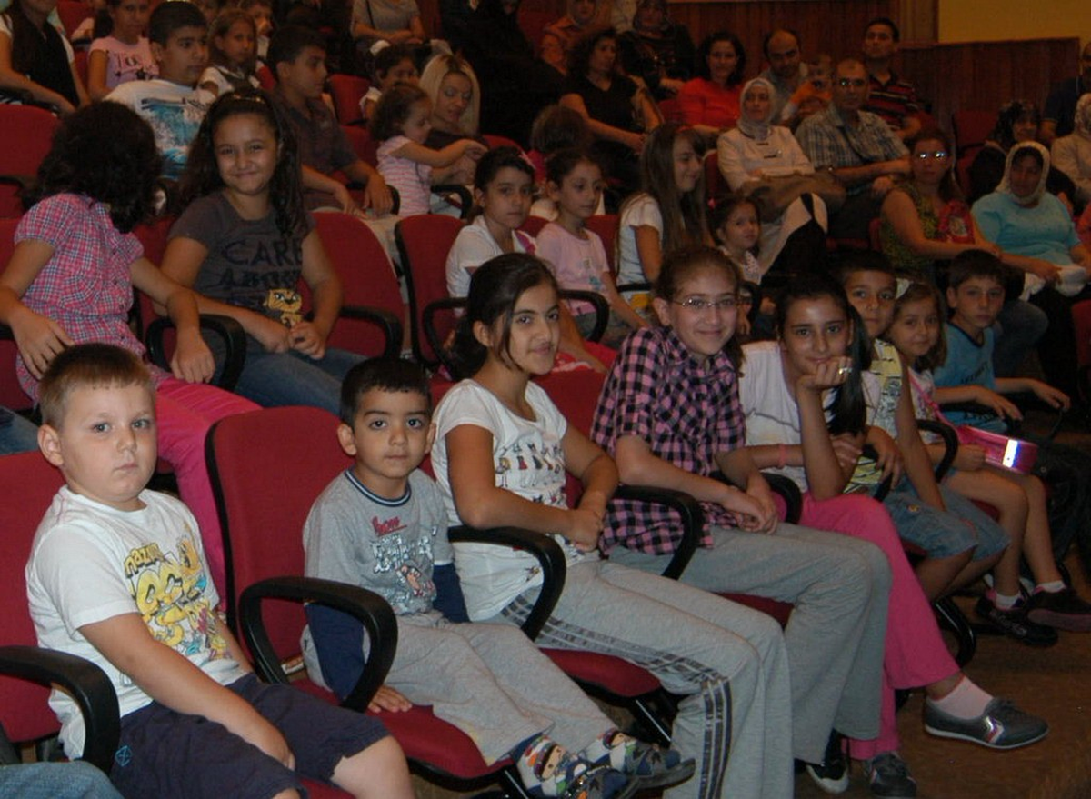 Adile Naşit Tiyatrosu Perdesini Açtı