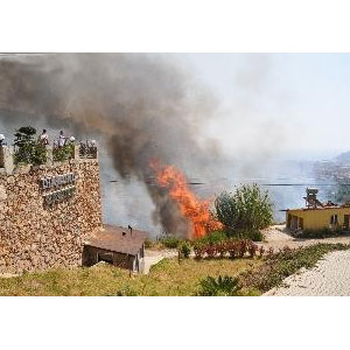 Antalya\'da Lüks Villaların Bulunduğu Bölgede Yangın