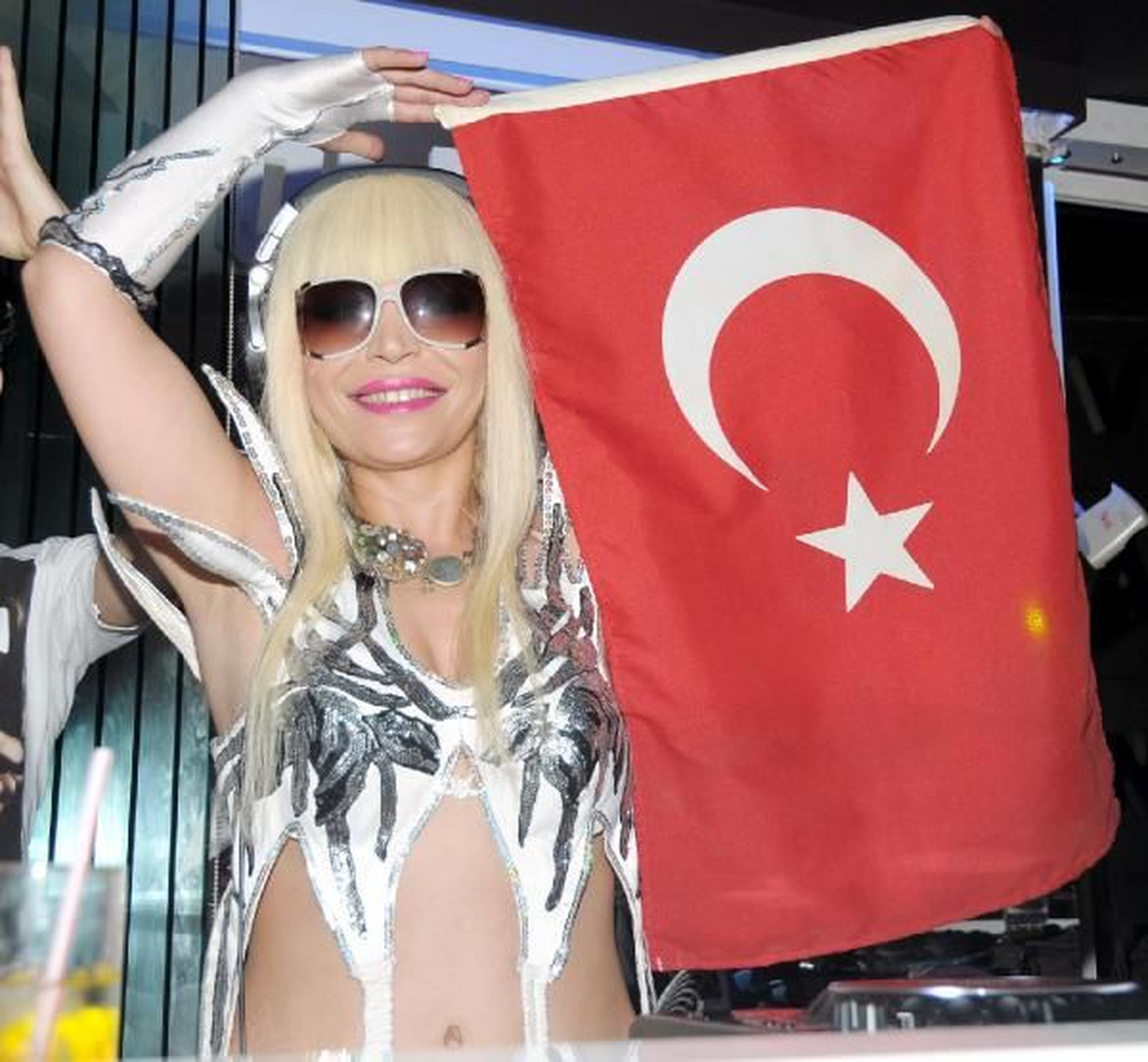 Ateş Şovla Başladı, 10\'uncu Yıl Marşı\'yla Bitirdi
