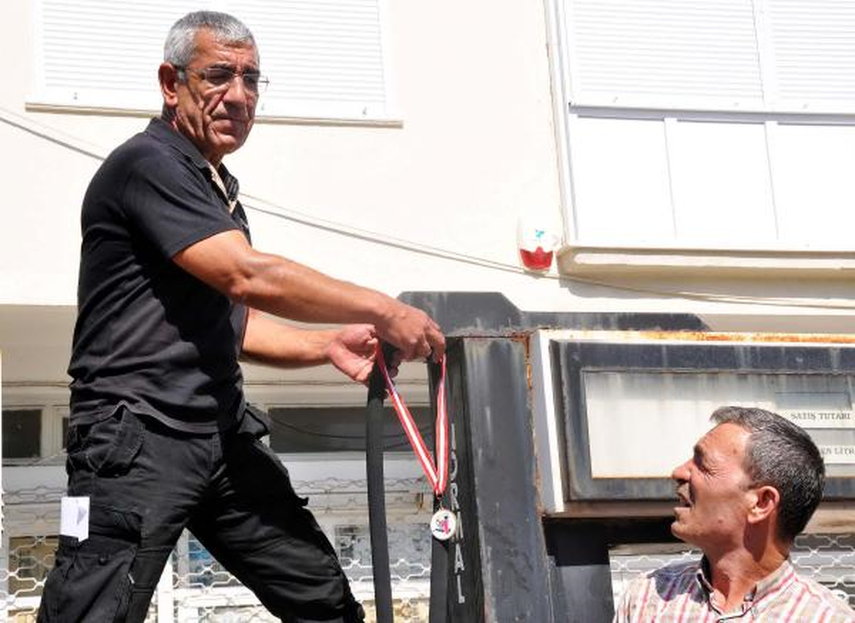 Benzin Zammına Madalyalı Protesto