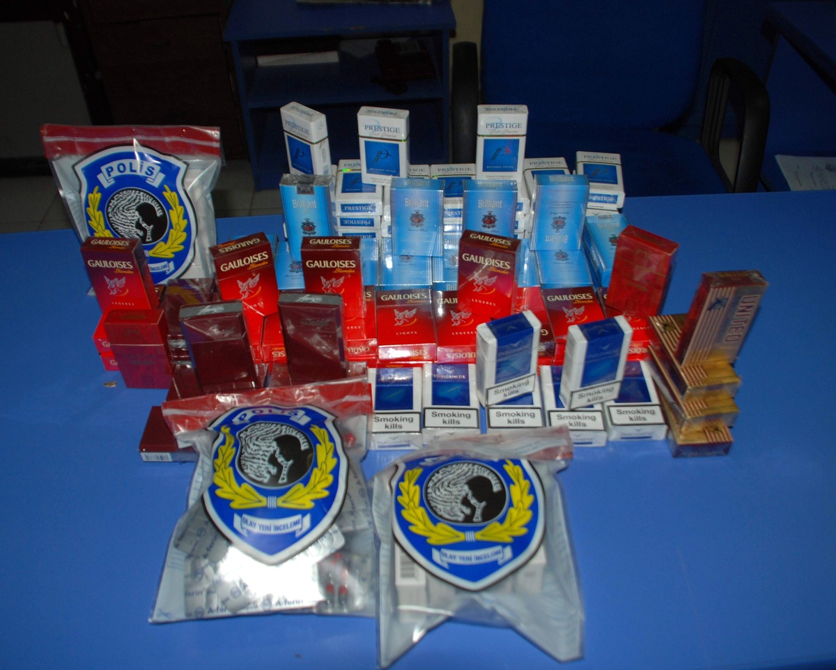 Besni\'de 100 Paket Kaçak Sigara ve Ağrı Kesici Ele Geçirildi
