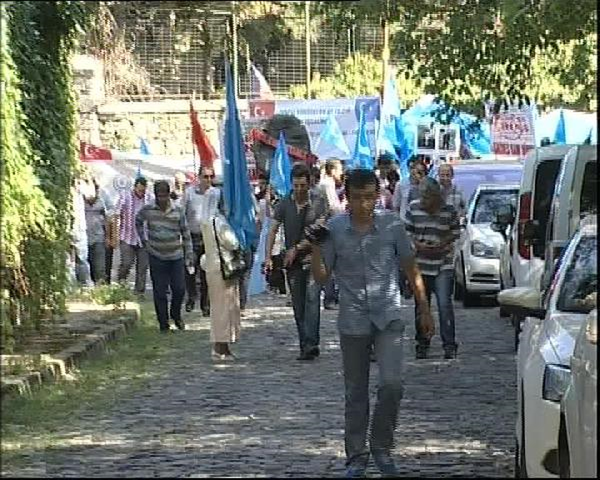 Çin Konsolosluğu Önünde Türkistan Protestosu
