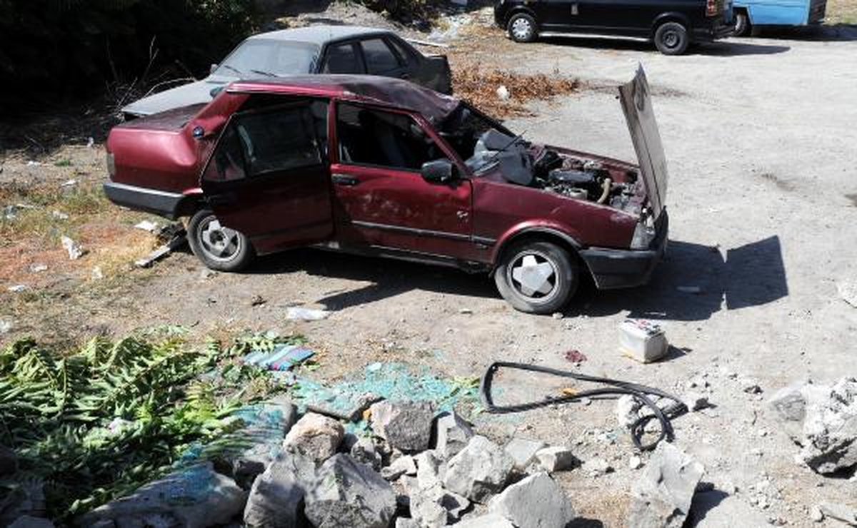 Duvara Çarpan Otomobil Bahçeye Düştü: 5 Yaralı