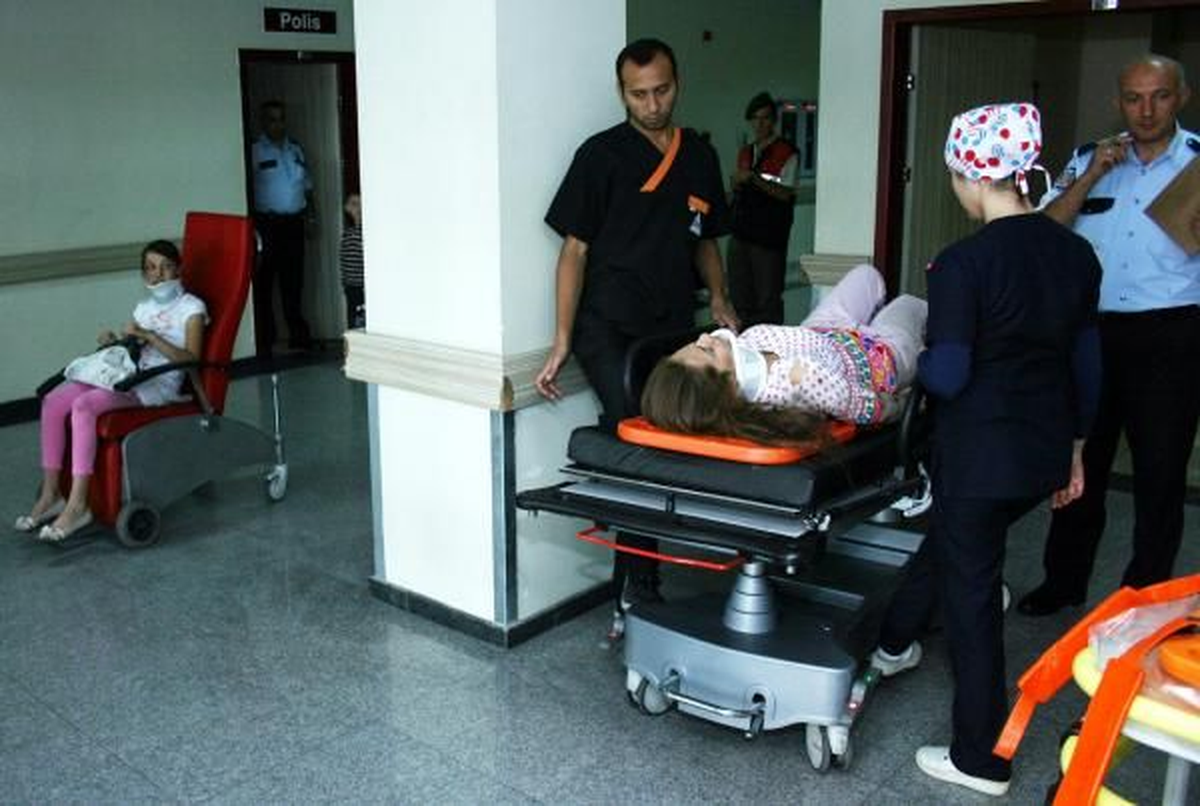Duvara Çarpan Otomobil Bahçeye Düştü 5 Yaralı