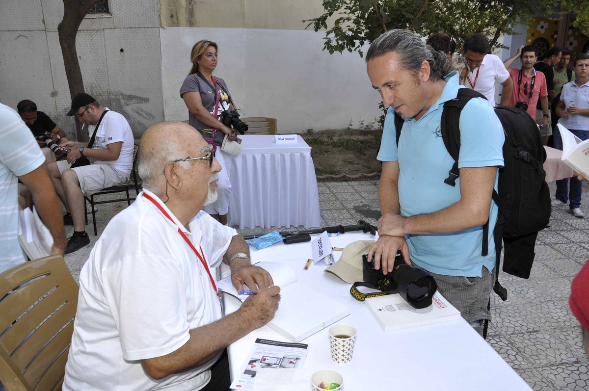 Fotoğraf Ustaları Kuşadası\'nda Kitaplarını İmzaladı