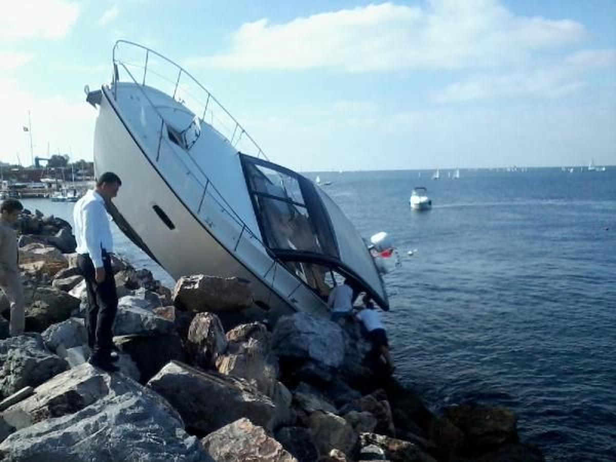 Kadıköy\'de Lüks Tekne Kayalıklara Çarptı