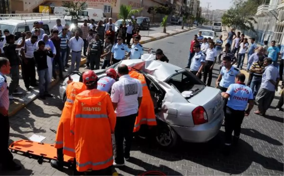 Otomobilde Sıkışan Sürücü Kurtarıldı