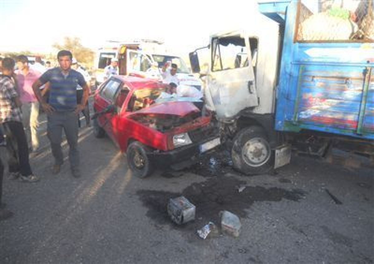 Otomobille Kamyon Çarpıştı: 5 Ölü