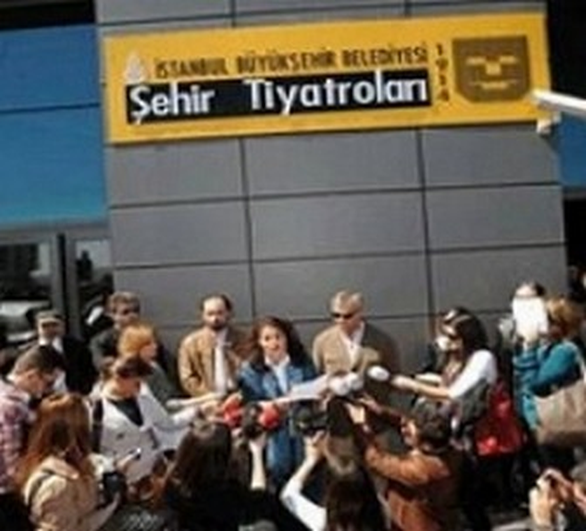 Tiyatro Sanatçılarından "Yeni Yönetmelik" Protestosu