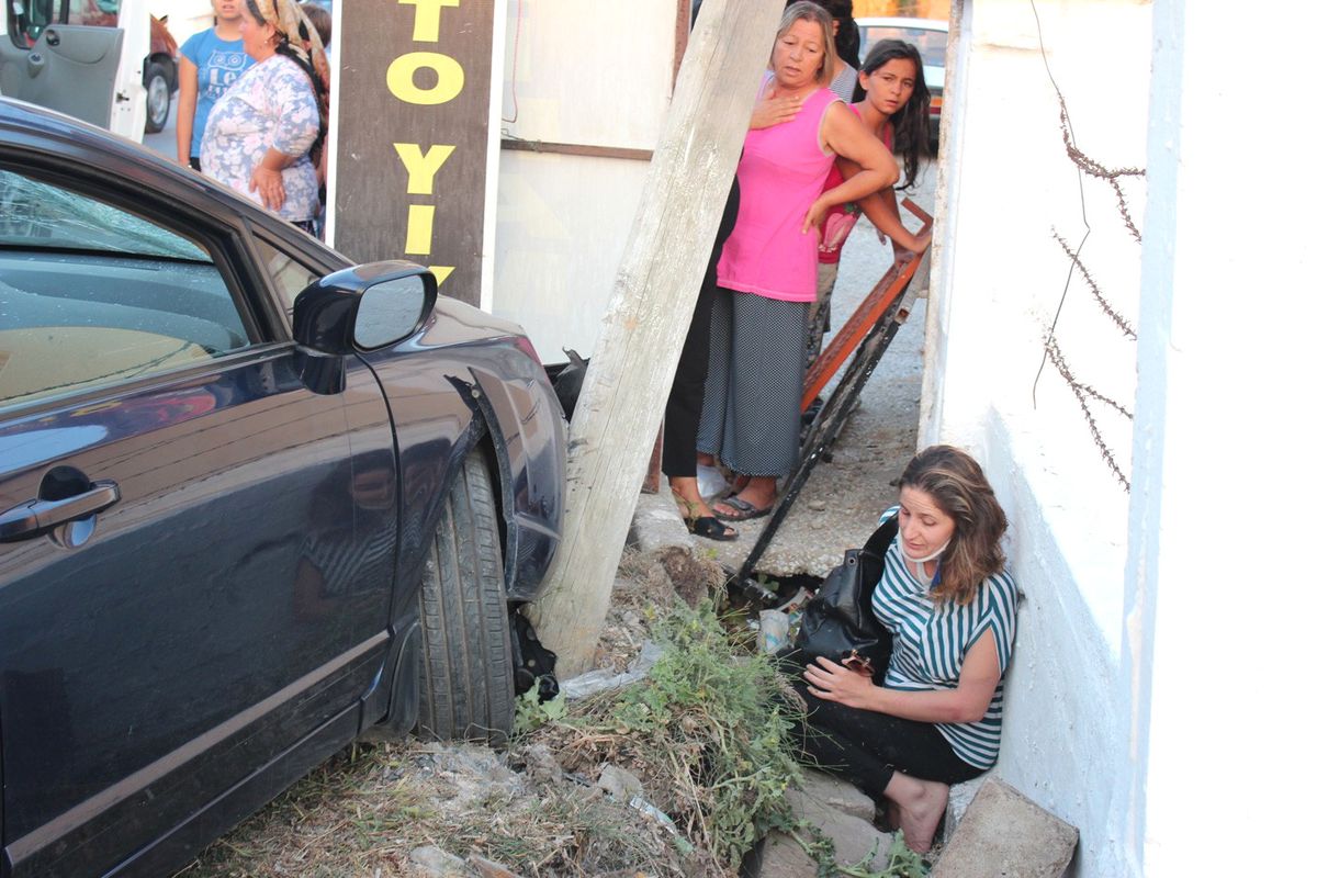 Urla\'da Trafik Kazası: 3 Yaralı