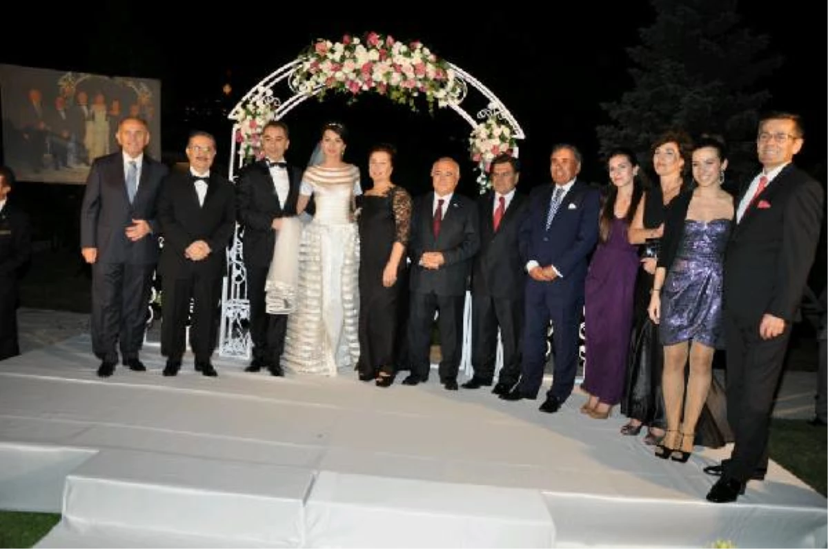 Yeniden (Ek Bilgilerle) - Siyaset ve Medya Dünyası Mustafa Akyol\'un Düğününde Biraraya Geldi