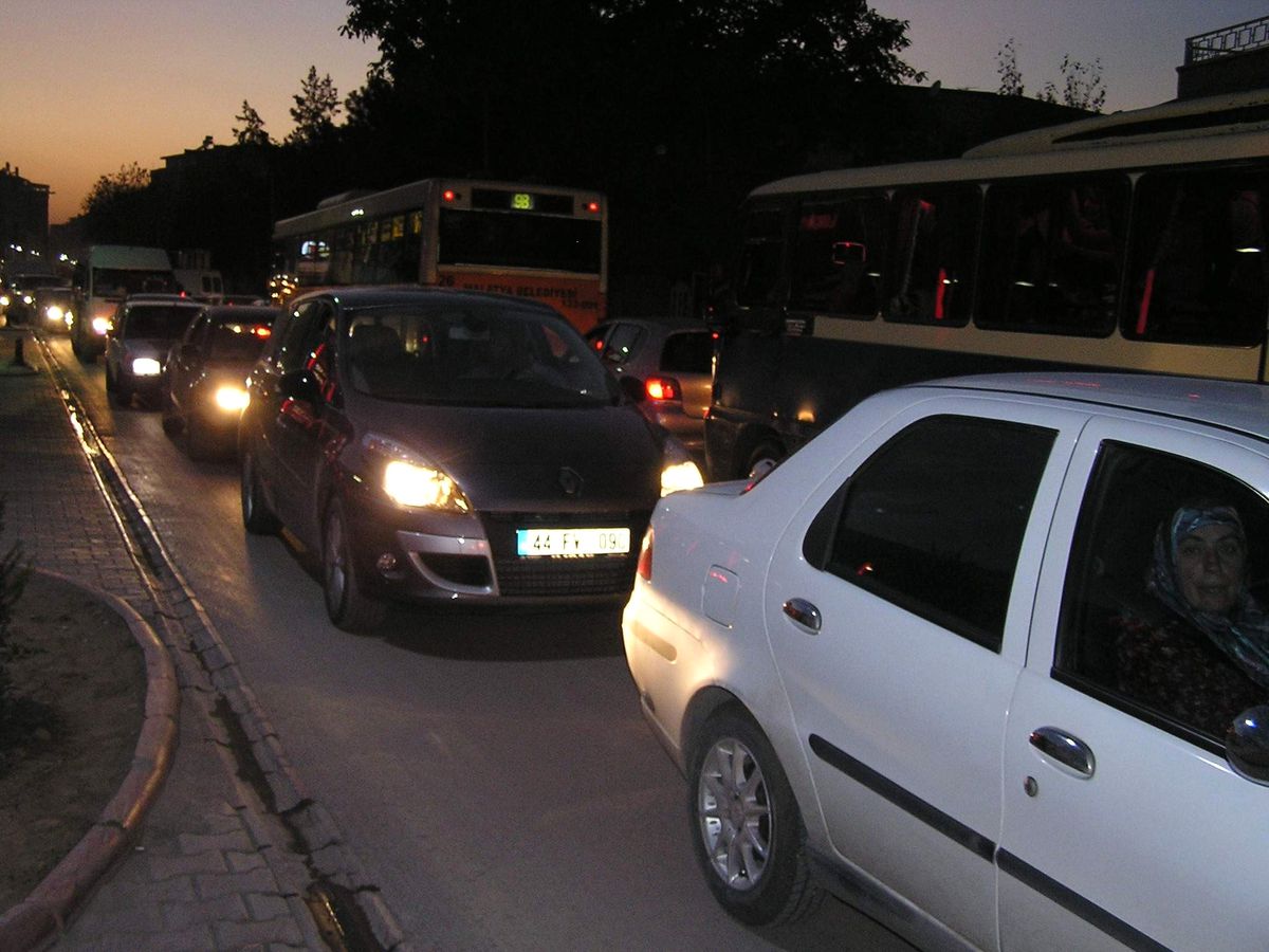 Yol Çalışmaları Trafiği Aksatıyor