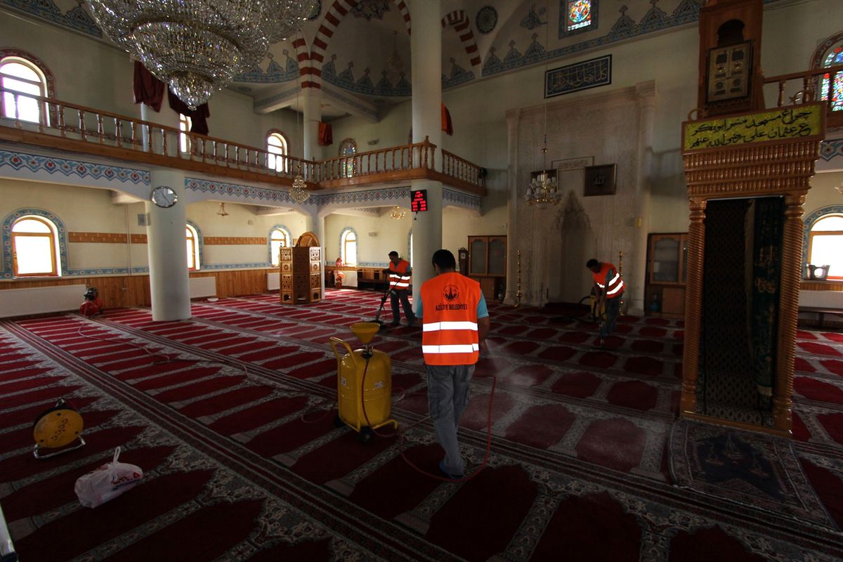 Aziziye Belediyesi Camileri Temizliyor