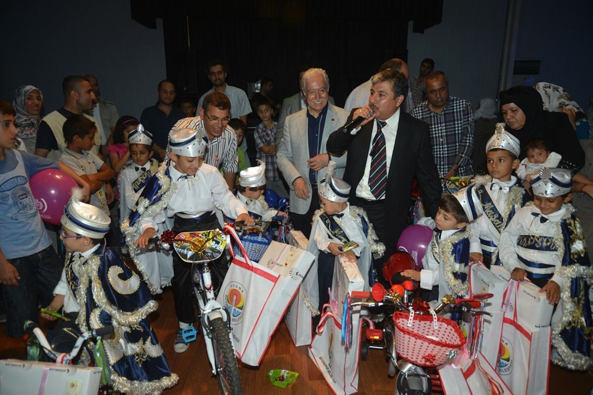 Başkan Vekili Aldırmaz, Sünnet Olan 10 Çoçuğa Hediye Dağıttı