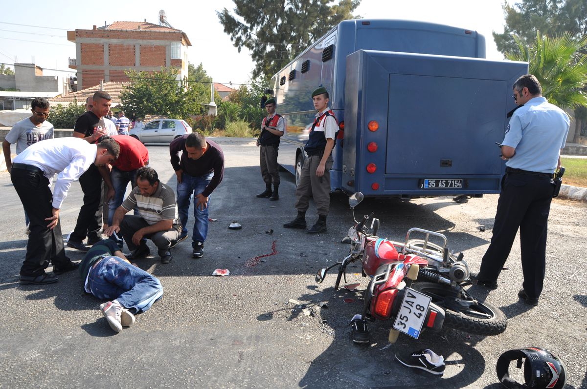 Cezaevi Aracı ile Motosiklet Çarpıştı