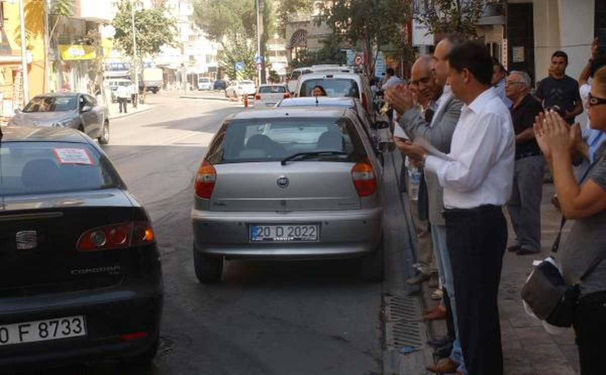 CHP\'den Pahalı Benzine Çıkartmalı Tepki