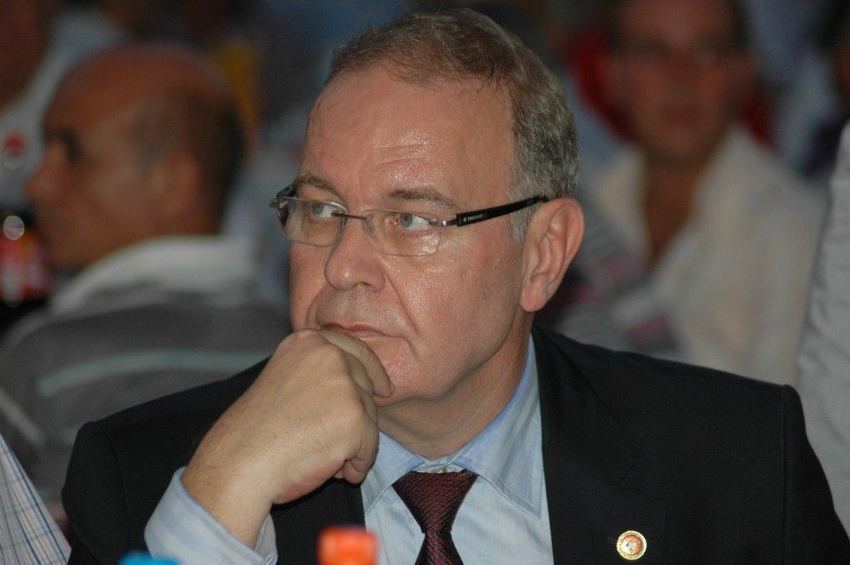 CHP\'li Öztrak: Araba Şarampole Yuvarlanırken Bakanlar Direksiyon Kavgasında