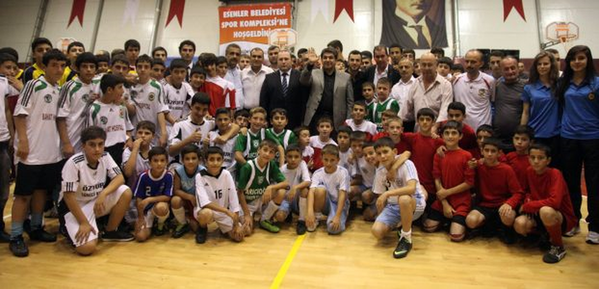 Emre Çolak Spor Malzemesi Dağıttı