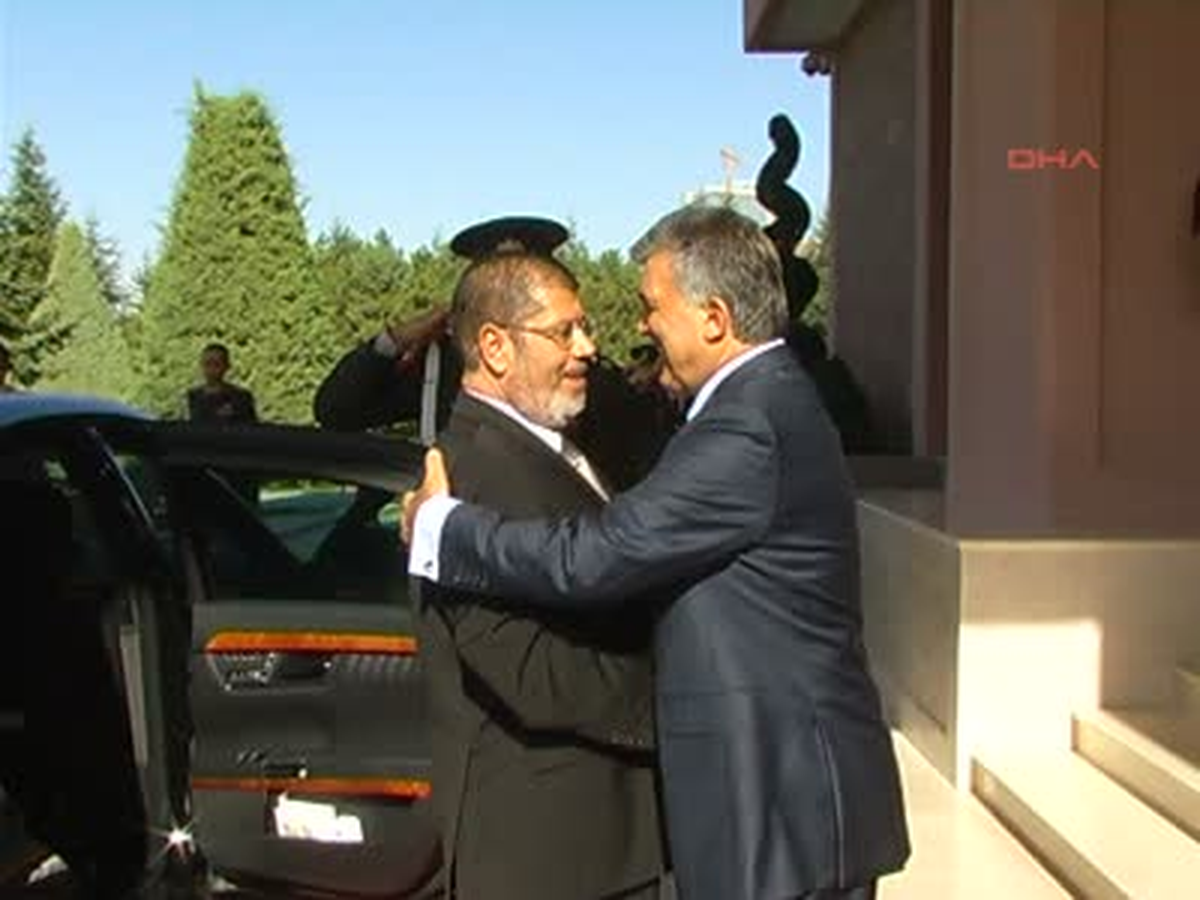 Gül\'den Mursi Onuruna Yemek