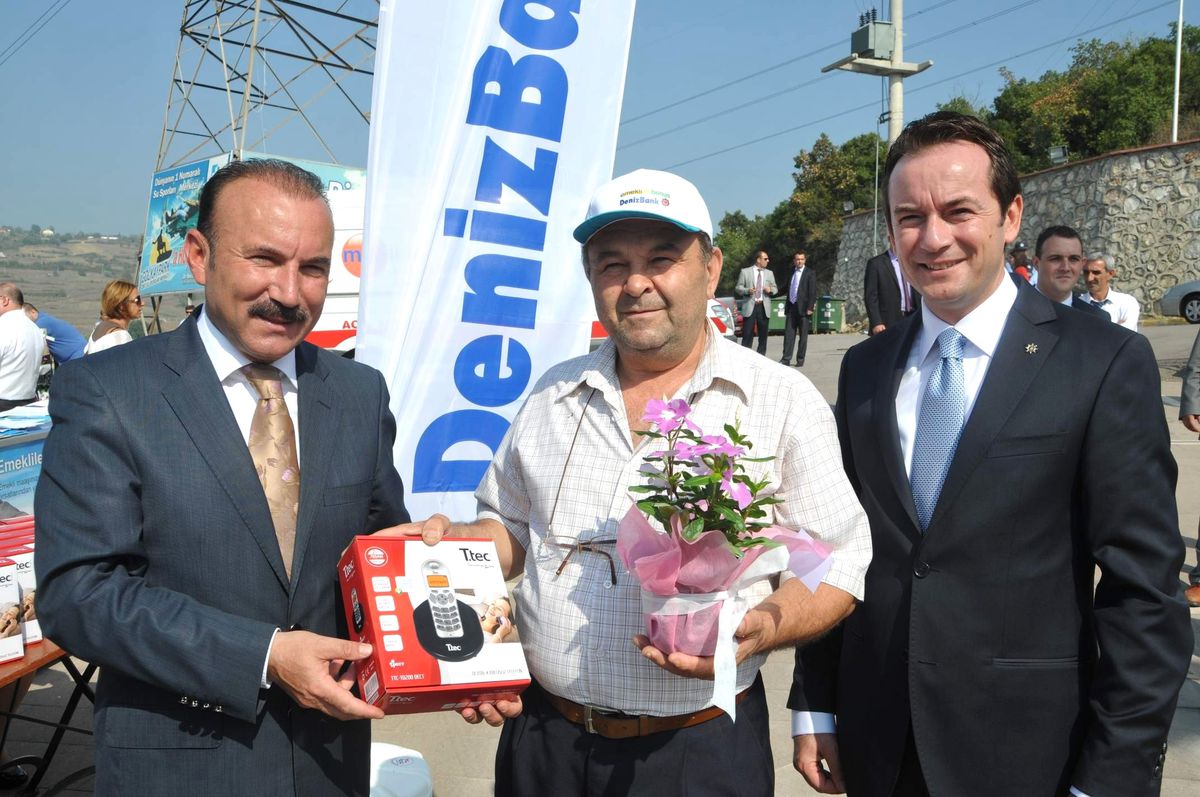 İzmit\'teki Emekliler Gölkay Park\'ta Buluştu