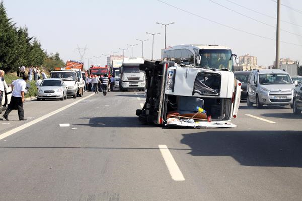 Kamyon Karşı Şeride Daldı, 3 Kişi Yaralandı