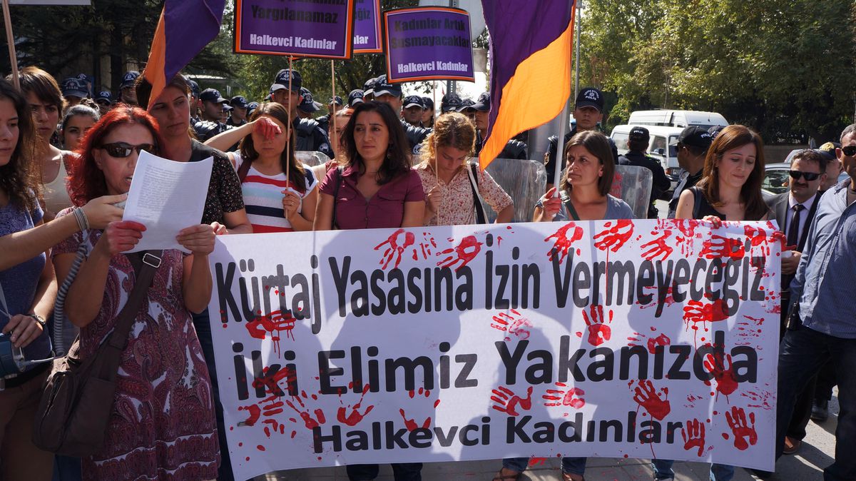 Meclis Önünde Kürtaj Eylemi