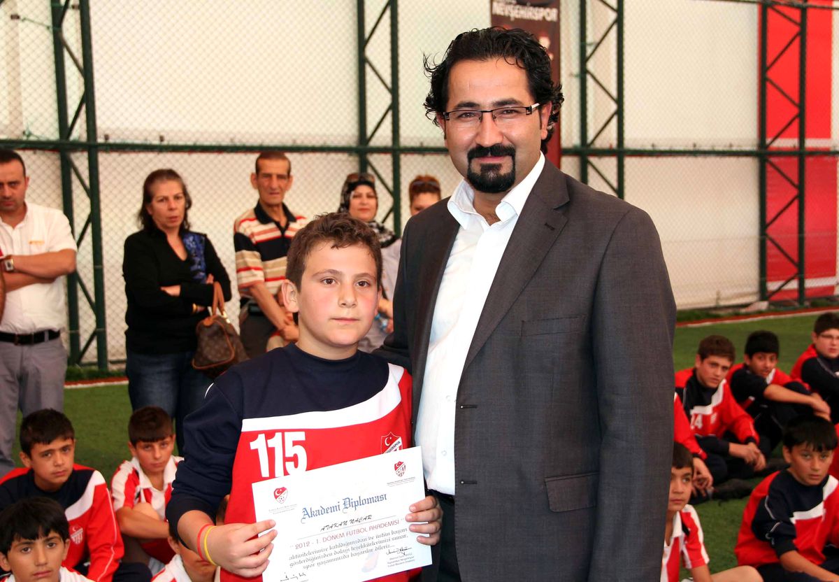 Minik Futbolcuların Diploma Heyecanı