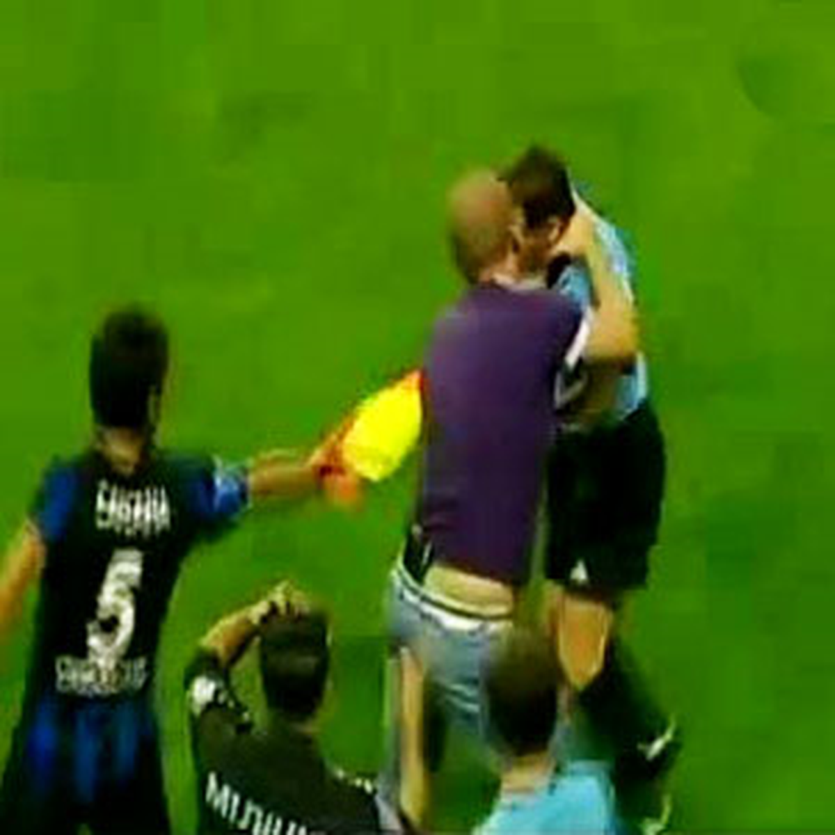 Öfkeli Taraftar Hakemi Boğazladı!