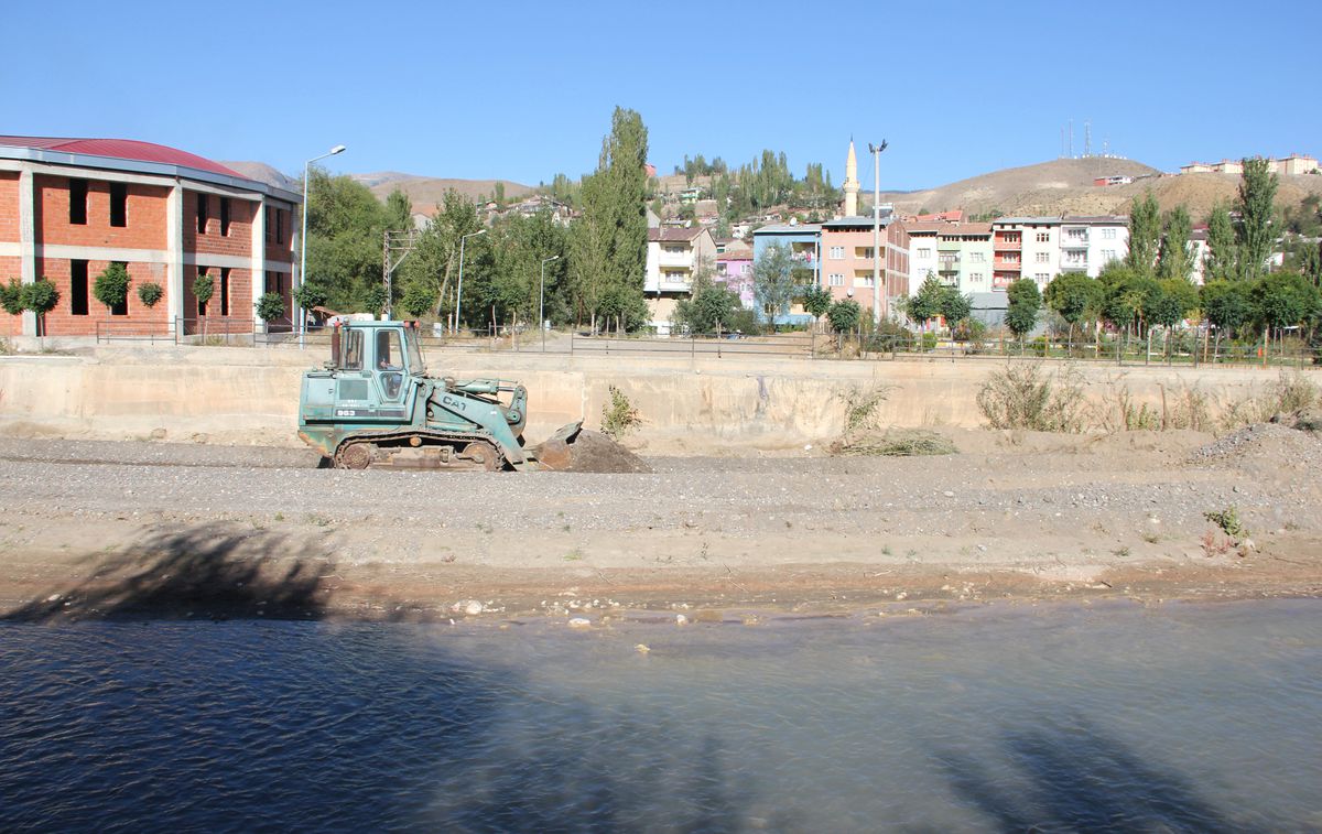 Oltu Çayı Yatağı Boşaltılıyor